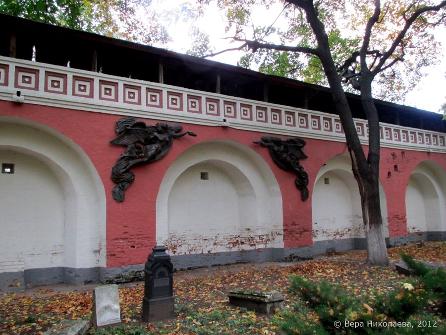 Горельефы на восточной стене Донского монастыря