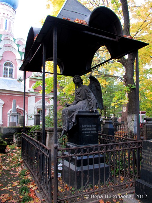 Надгробие на могиле А.А. Сазиковой