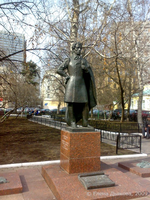Памятник Пушкину в Пушкинском сквере Москвы