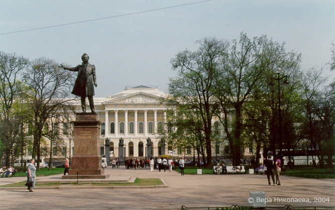 Памятник Пушкину на площади Искусств в Санкт-Петербурге