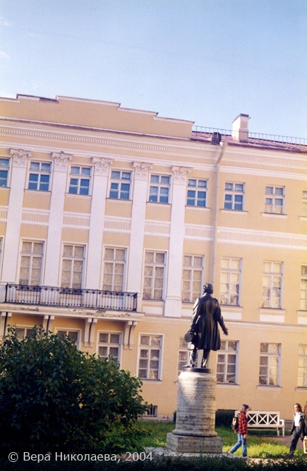 Памятник Пушкину во дворе дома на Мойке, 12