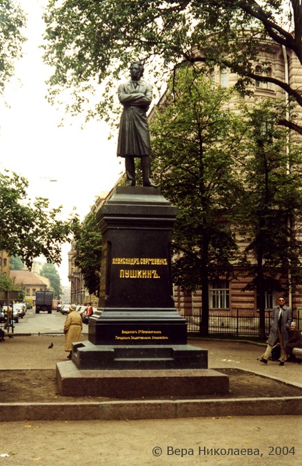 Памятник Пушкину на Пушкинской улице в Санкт-Петербурге