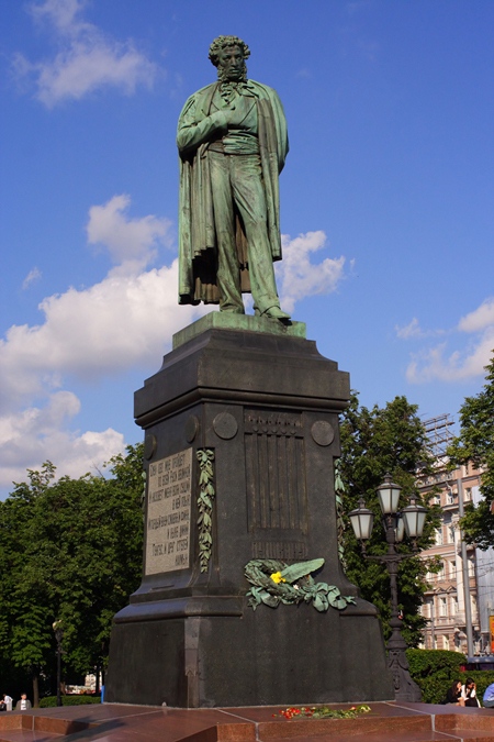 Памятник Пушкину в Москве на Пушкинской площади